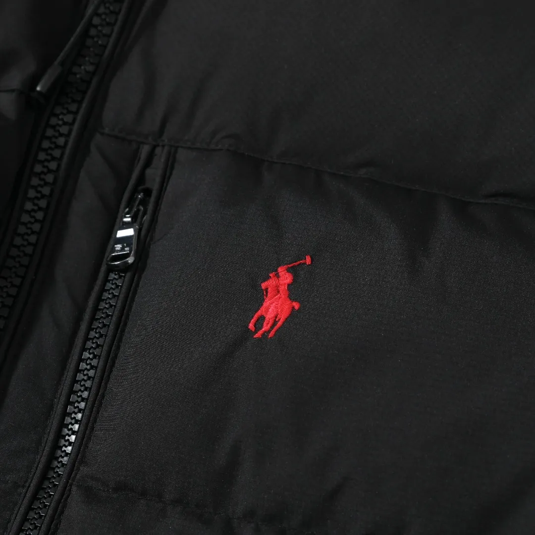 P660 #R54 Ralph Lauren/Ralph Lauren hooded down jacket (top quality, feel free to compare), using imported Barudan embroidery machine, carefully crafted with thousands of needles electric embroidery technology. Imported No. 7 needles and special embroidery thread ensure that every letter of the polo logo is full, three-dimensional and clear, creating the "most expensive embroidery logo" that can be called a work of art. Top-notch velvet core, luxurious warmth. Filled with national standard 80% high-quality white duck down, bringing excellent thermal insulation performance. At the same time, it is lightweight and can quickly regain its fluffiness after compression, bringing you a warm embrace without burden and resisting the harsh winter. Technical fabrics, no fear of wind and snow •Long-lasting fluffy and shape-retaining: High-quality filling ensures that the down jacket is not easy to stiffen and keeps you warm for a long time. •Strict anti-velvet technology: Using 400T gall fabric with pinhole retraction technology, it fundamentally eliminates the phenomenon of velvet leakage and makes wearing more secure. •All-round protective experience: Windproof and waterproof matte fabric, combined with an adjustable hem with a built-in drawstring buckle, can effectively lock in temperature and cold, and cope with changeable weather. Perfect details, creating a classic •Original electroplated YK zipper, smooth and durable, with brand texture highlighted in every detail. •Detachable hood design, one garment can be worn multiple times to meet different occasions and outfit needs. •Original hangtag and washed label, quality guaranteed. Five colors come together for couples to enjoy together: black is cool, beige is gentle, navy is calm, khaki is retro, and green is fresh. Available in five colors, the same style for men and women, it can be worn perfectly as a couple's outfit or a personalized item, becoming an indispensable fashion equipment on the streets in winter. Color: black, khaki, navy blue, army green, beige Size: S M L 66 67
